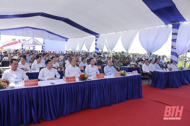 Chủ tịch nước Nguyễn Xuân Phúc và các đồng chí lãnh đạo Trung ương, lãnh đạo tỉnh dự lễ khởi công.