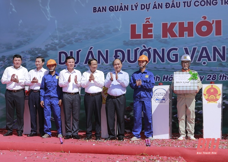 Chủ tịch Nước Nguyễn Xuân Phúc trao quà cho công nhân thi công trên công trường.